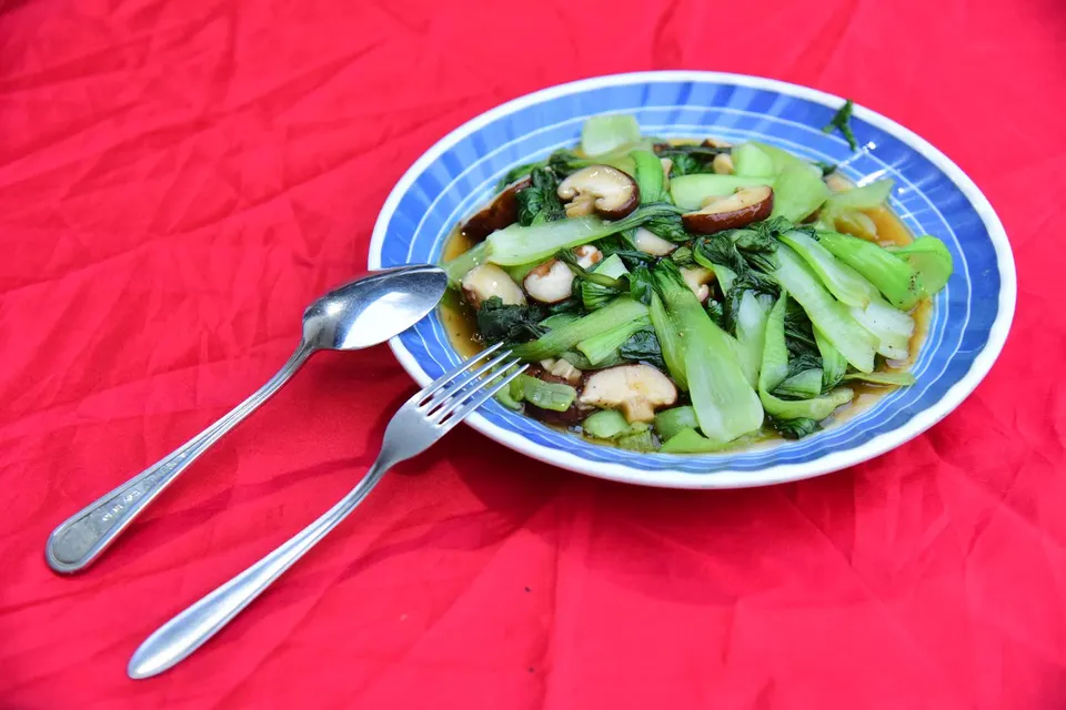 Pak Choi mit Shiitake auf einem Teller